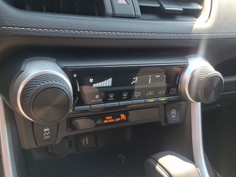 Used 2023 Toyota RAV4 LE AWD/4WD image 15