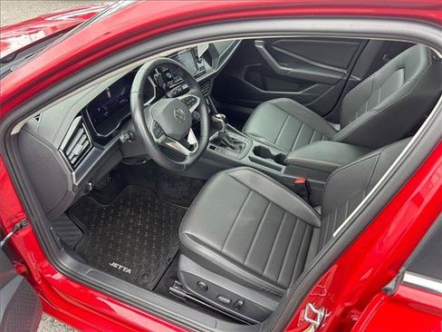 Certified 2023 Volkswagen Jetta SE w/ Panoramic Sunroof Package FWD image 9