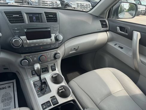 Used 2012 Toyota Highlander SE w/ Tow Pkg AWD/4WD image 24