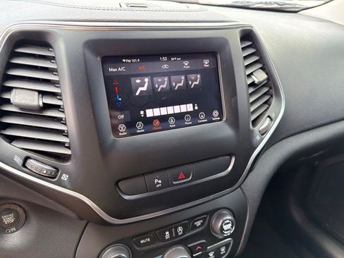 Used 2019 Jeep Cherokee Latitude Plus FWD image 32