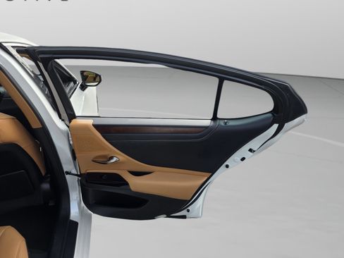 Certified 2022 Lexus ES 350 w/ Premium Package image 26