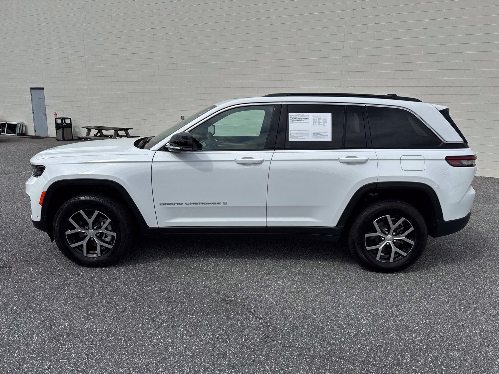 Used 2025 Jeep Grand Cherokee Limited w/ Luxury Tech Group II AWD/4WD image 4