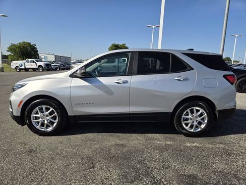Used 2022 Chevrolet Equinox LS w/ LS Convenience Package FWD image 4