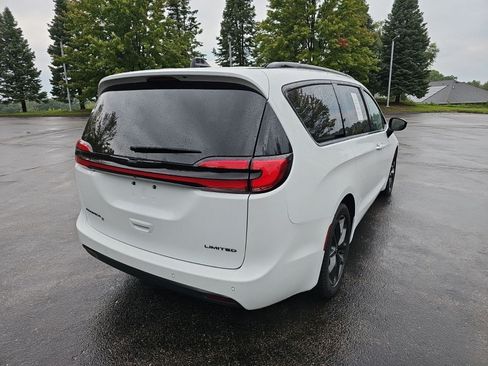Used 2025 Chrysler Pacifica Limited FWD image 6