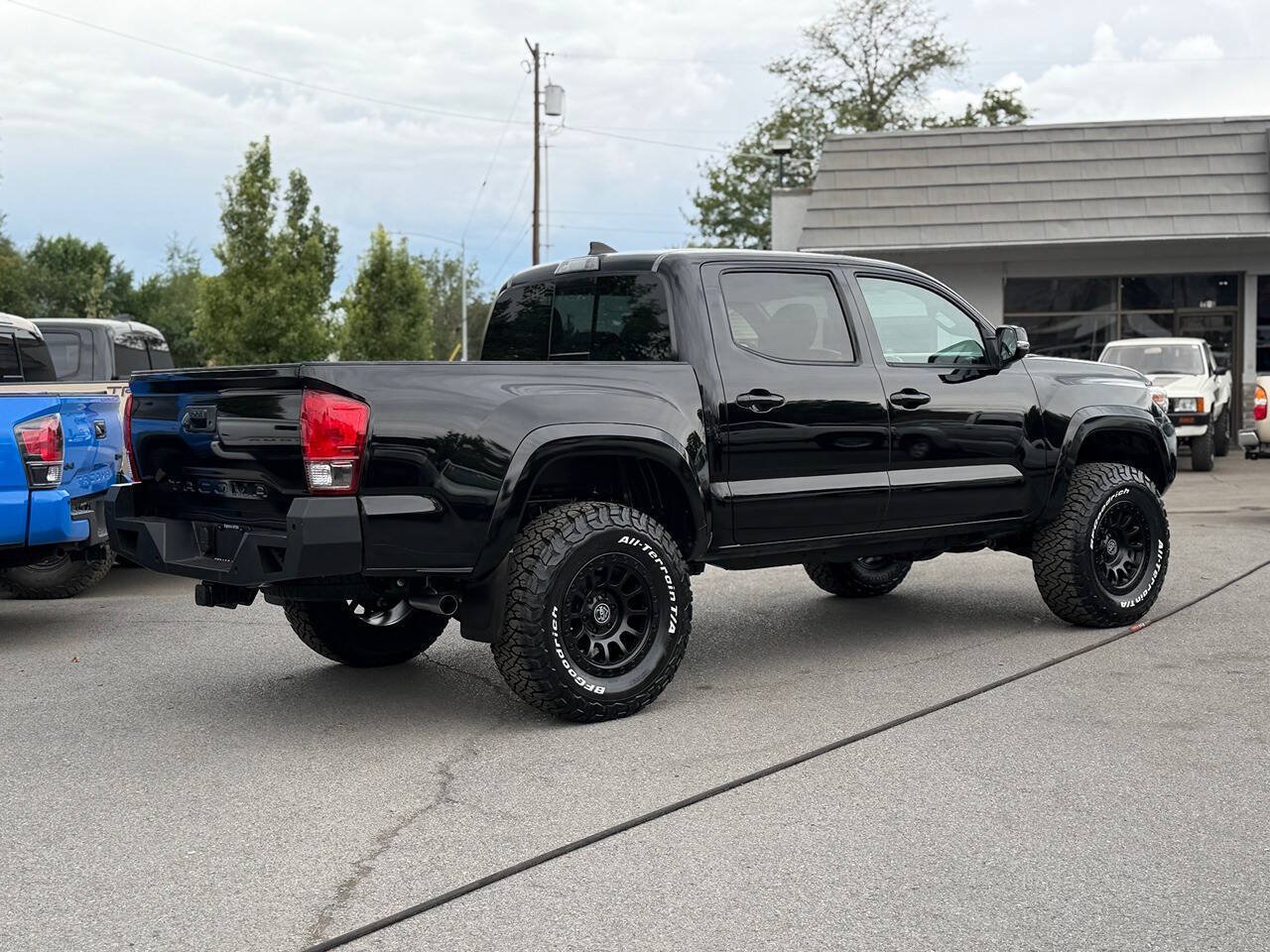 Used 2017 Toyota Tacoma TRD Sport w/ Premium & Technology Package AWD/4WD image 5