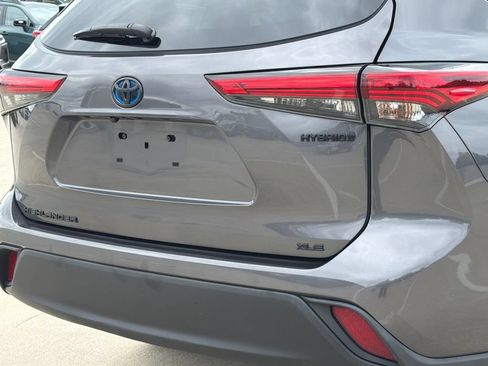 Used 2021 Toyota Highlander XLE AWD/4WD image 5