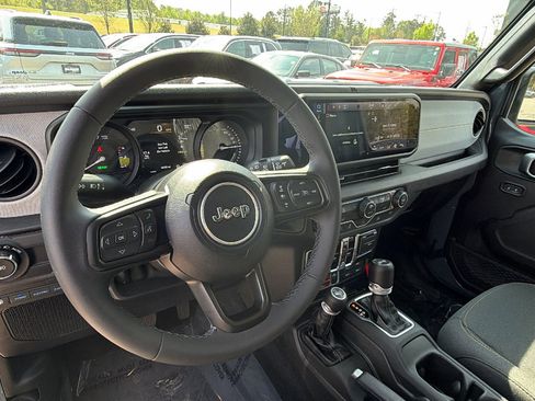 Used 2025 Jeep Wrangler Willys image 24