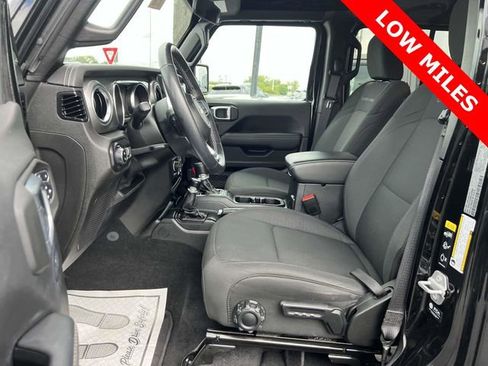 Used 2021 Jeep Gladiator Overland w/ Cold Weather Group AWD/4WD image 12