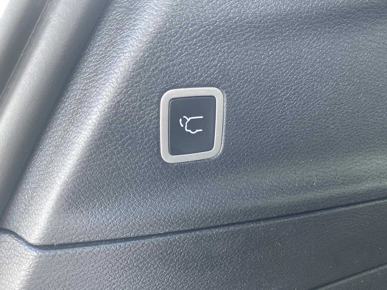 Used 2025 Chrysler Pacifica Limited FWD image 8
