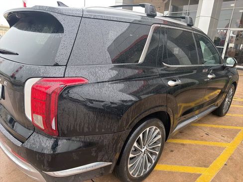 Used 2023 Hyundai Palisade Calligraphy FWD image 2