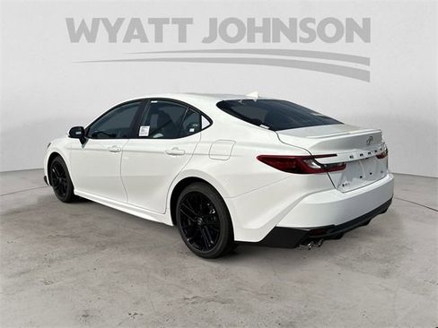 Used 2025 Toyota Camry SE image 3