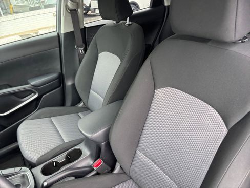 Used 2025 Kia Soul LX w/ LX Technology Package FWD image 34