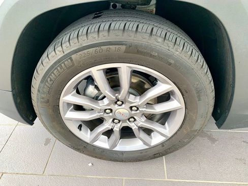Used 2024 GMC Terrain SLT AWD/4WD image 10