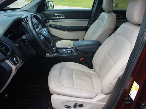 Used 2018 Ford Explorer XLT w/ Equipment Group 202A image 30