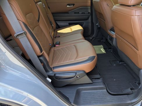 Used 2024 Nissan Pathfinder Platinum w/ Black Appearance Package FWD image 37