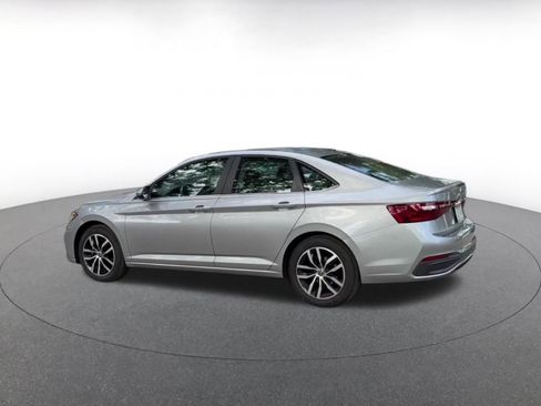 Used 2025 Volkswagen Jetta SE image 10