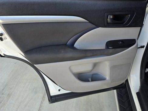 Used 2016 Toyota Highlander LE FWD image 30