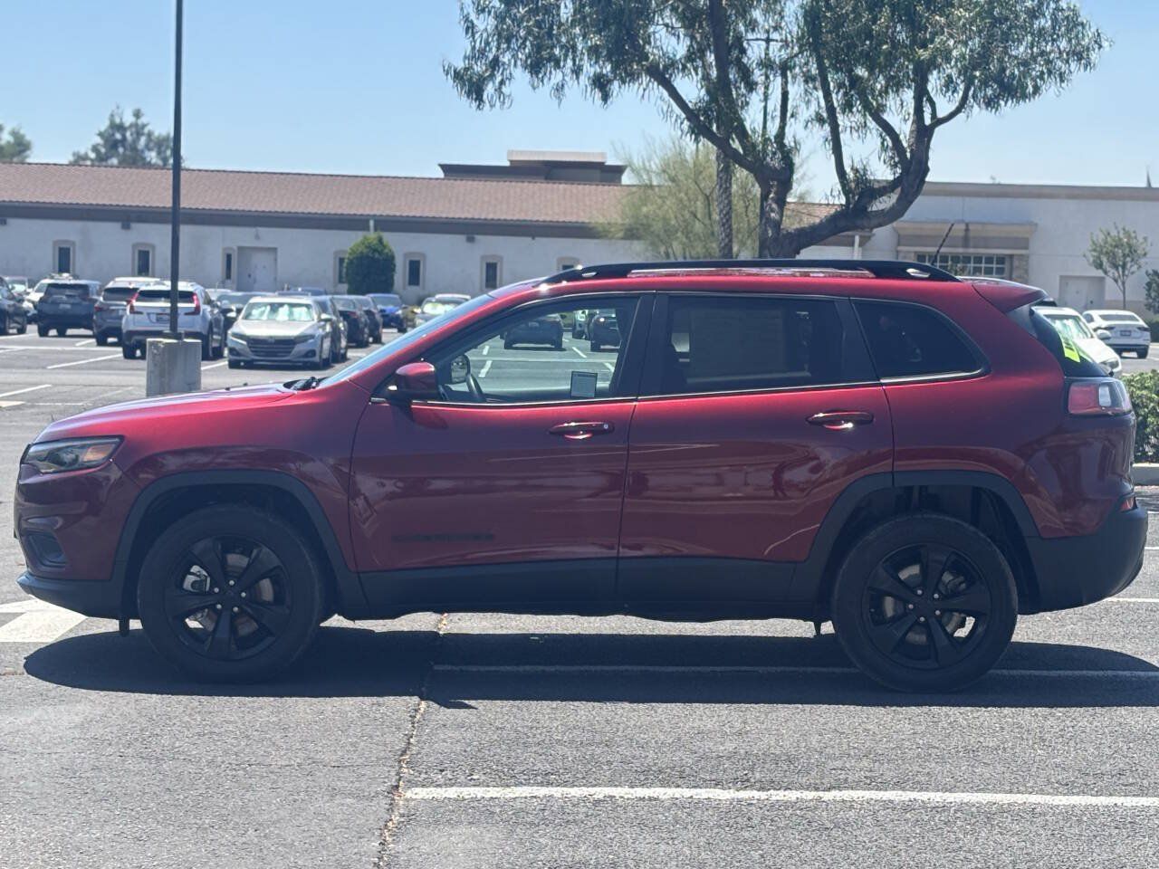 Used 2021 Jeep Cherokee Latitude Plus AWD/4WD image 4