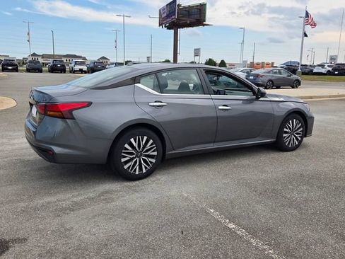 Used 2024 Nissan Altima 2.5 SV FWD image 14
