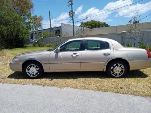 Used 2006 Lincoln Town Car Signature Limited RWD image 2