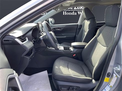 Used 2022 Toyota RAV4 XLE image 9