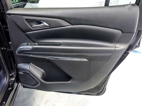 Used 2025 Chevrolet Traverse High Country FWD image 36