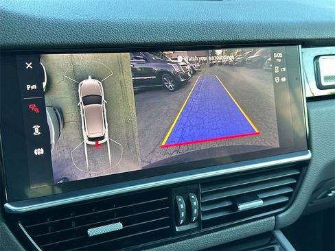 Used 2023 Porsche Cayenne Platinum Edition image 28