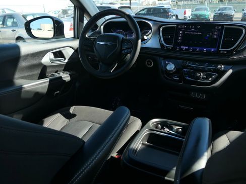 Used 2024 Chrysler Pacifica Touring image 24