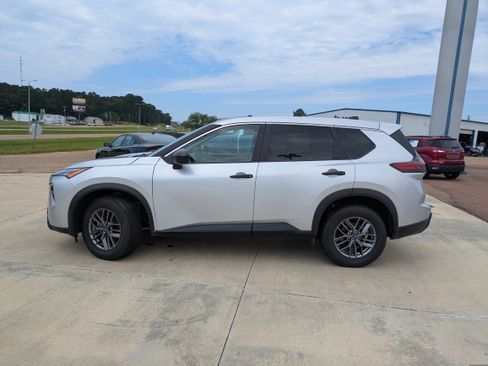 Used 2024 Nissan Rogue S image 5