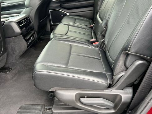 Used 2024 Jeep Wagoneer L Series II w/ Flexible Seating Group AWD/4WD image 15