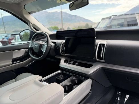 Used 2025 Ford Expedition Active AWD/4WD image 24