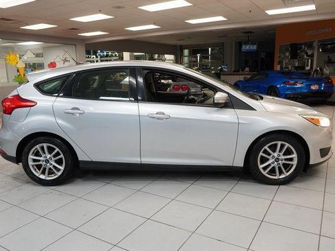 Used 2017 Ford Focus SE w/ SE Winter Package image 12