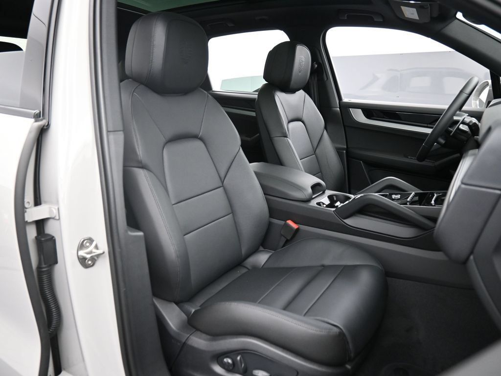 Certified 2026 Porsche Cayenne E-Hybrid AWD/4WD image 32