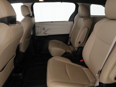 Used 2022 Toyota Sienna XLE image 27
