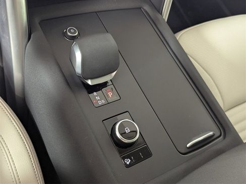 Used 2025 Land Rover Discovery S image 26