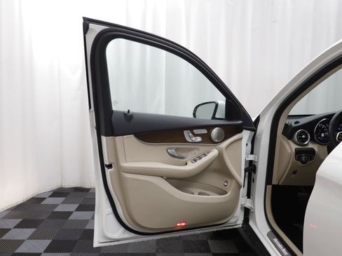 Used 2021 Mercedes-Benz GLC 300 4MATIC image 4