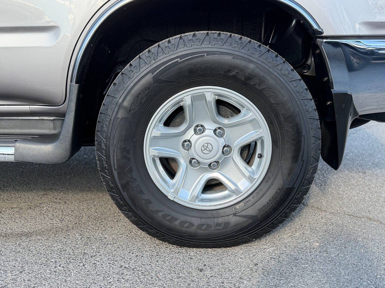 Used 2002 Toyota 4Runner SR5 AWD/4WD image 22