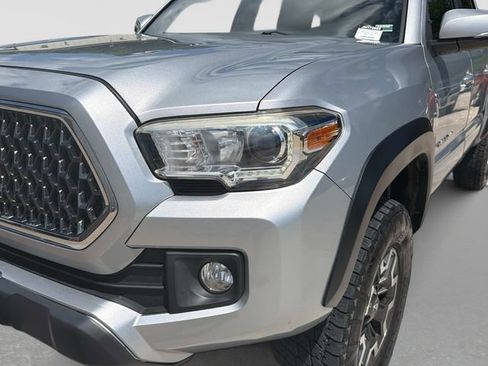 Used 2018 Toyota Tacoma TRD Off-Road AWD/4WD image 11