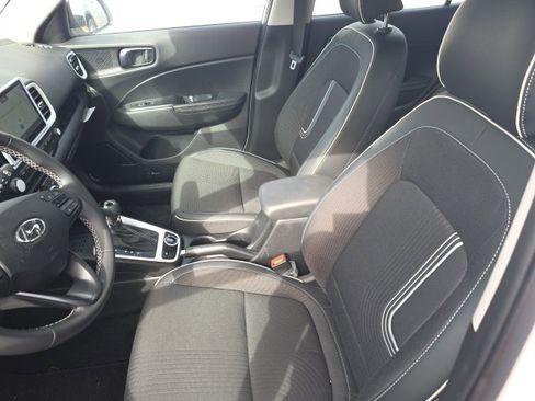 Used 2025 Hyundai Venue Limited image 5