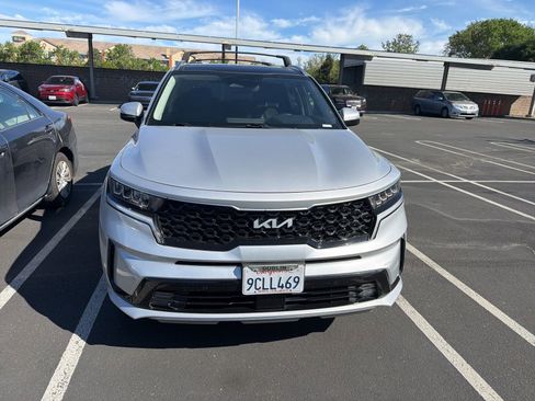 Used 2022 Kia Sorento EX w/ Panoramic Sunroof Package image 2