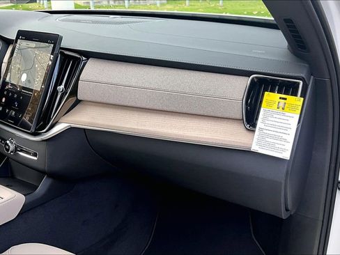 New 2026 Volvo XC90 T8 Plus AWD/4WD image 18