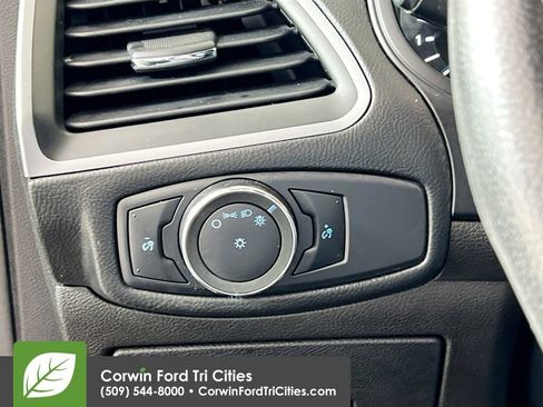 Used 2017 Ford Edge SE w/ Cargo Accessory Package image 19