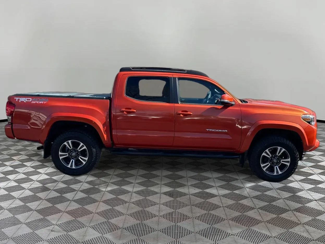 Used 2017 Toyota Tacoma TRD Sport w/ Tow Package (A/T) AWD/4WD image 4