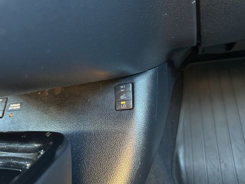 Used 2018 Toyota Prius Four image 22