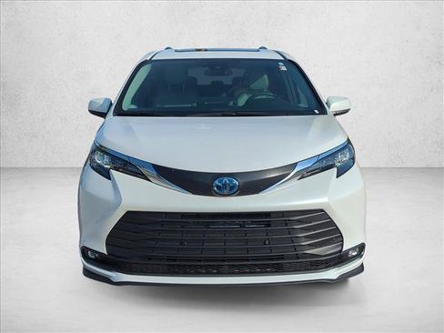 Used 2025 Toyota Sienna XLE FWD image 2