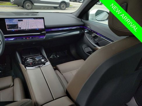 Used 2025 BMW 540i xDrive w/ Premium Package image 24