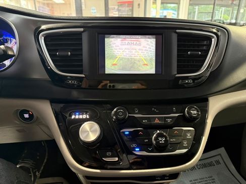 Used 2020 Chrysler Pacifica Touring-L FWD image 43