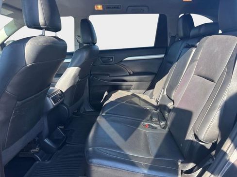 Used 2015 Toyota Highlander LE image 23
