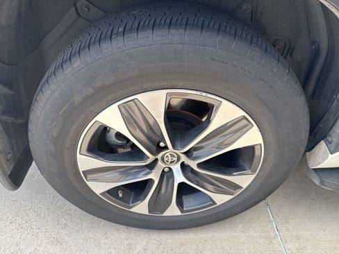 Used 2021 Toyota Highlander XLE FWD image 18