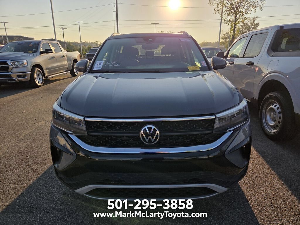 Used 2023 Volkswagen Taos SE w/ Panoramic Sunroof Package FWD image 2